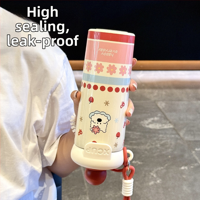 Izolačný pohár s vnútornou nádržou z 316 ocele, vonkajším plášťom z 201 ocele, vákuová izolácia 6–12 h, šnúrka na nosenie a uzáver so slamkou, prispôsobiteľný laserovou gravírovaním alebo sieťotlačou.