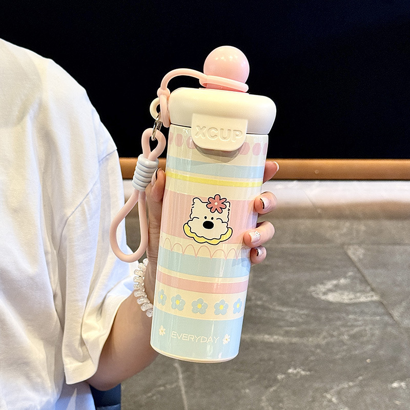 Izolirana šalica s unutarnjim spremnikom od 316 SS, vanjskim dijelom od 201 SS, vakuumska izolacija 6–12 h, remen za nošenje i slamčica, prilagodljivo lasersko graviranje ili sitotisak.