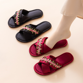 Ženske satin papuče s cvjetnim križem za kućnu i hotelsku upotrebu; slip-on, unutarnja tkanina, potplat od telećeg konca; proljeće 2025