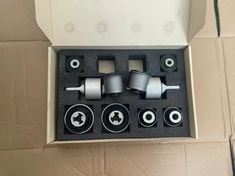 Tesla Model 3/Model Y komplet bushinga ovjesa — donji i gornji ravni bushinzi; Modeli: 1044343, 1044348, 1044358, 1044324; Materijal: Boutique
