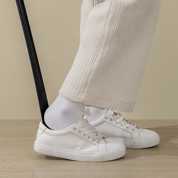 Dispozitiv pentru încălțări cu mâner lung – model Lengthened, stil Long fan shoe horn, potrivit pentru vârstnici și femei însărcinate, pentru toate sezoanele.