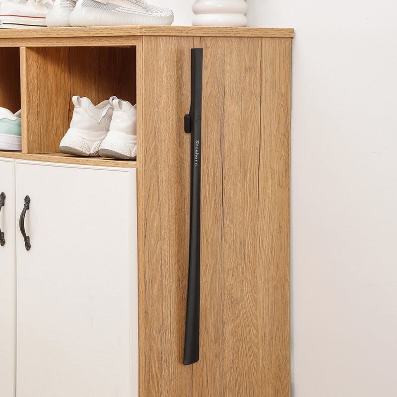 Dispozitiv pentru încălțări cu mâner lung – model Lengthened, stil Long fan shoe horn, potrivit pentru vârstnici și femei însărcinate, pentru toate sezoanele.