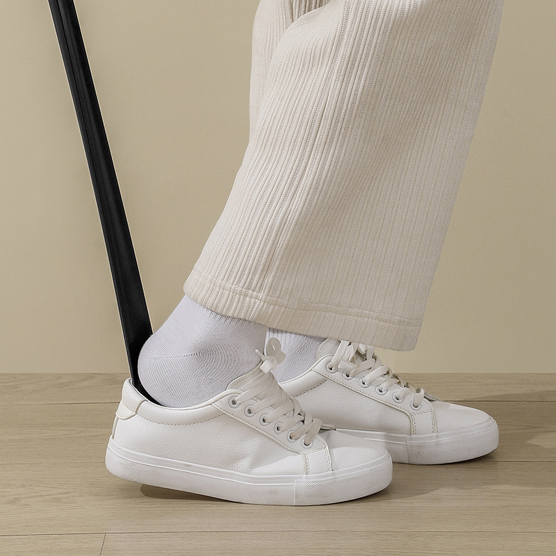 Dispozitiv pentru încălțări cu mâner lung – model Lengthened, stil Long fan shoe horn, potrivit pentru vârstnici și femei însărcinate, pentru toate sezoanele.