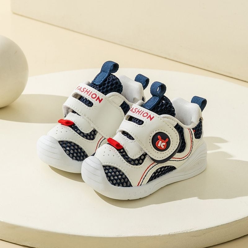 Παιδικά αθλητικά παπούτσια για νήπια – επάνω μέρος από μικροϊνι δέρμα, αντιολισθητική σόλα, 12–36 μηνών, καρτούν εκτύπωση