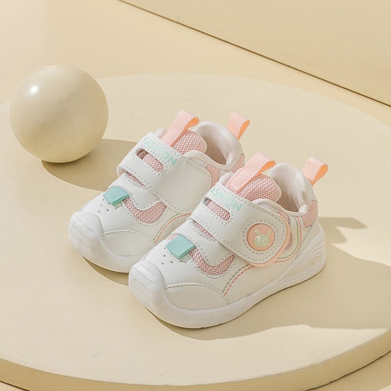 Παιδικά αθλητικά παπούτσια για νήπια – επάνω μέρος από μικροϊνι δέρμα, αντιολισθητική σόλα, 12–36 μηνών, καρτούν εκτύπωση