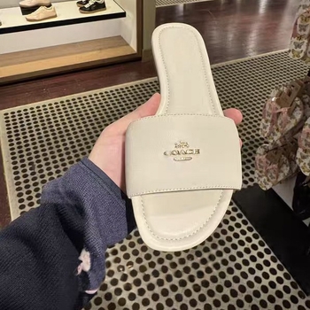 P Brand Novi model: kožne sjajne papuče s jednim remenom i metalnim logom