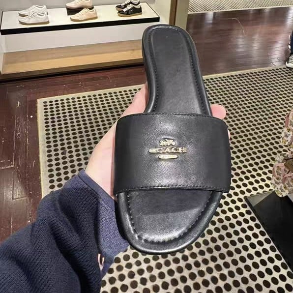 P Brand Novi model: kožne sjajne papuče s jednim remenom i metalnim logom