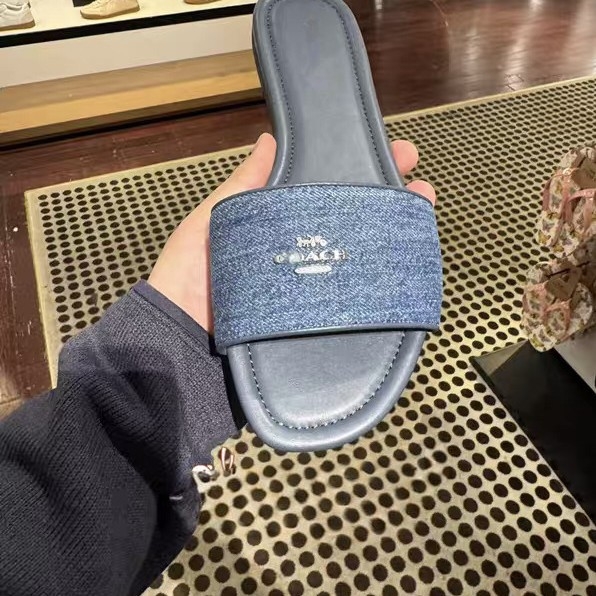 P Brand Novi model: kožne sjajne papuče s jednim remenom i metalnim logom