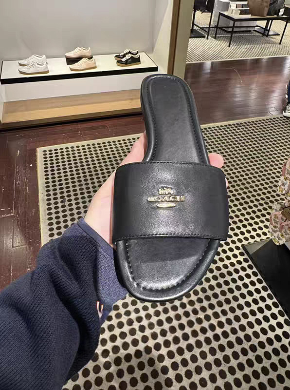 P Brand Novi model: kožne sjajne papuče s jednim remenom i metalnim logom