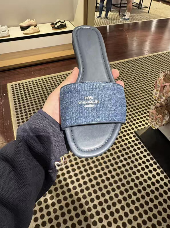 P Brand Novi model: kožne sjajne papuče s jednim remenom i metalnim logom
