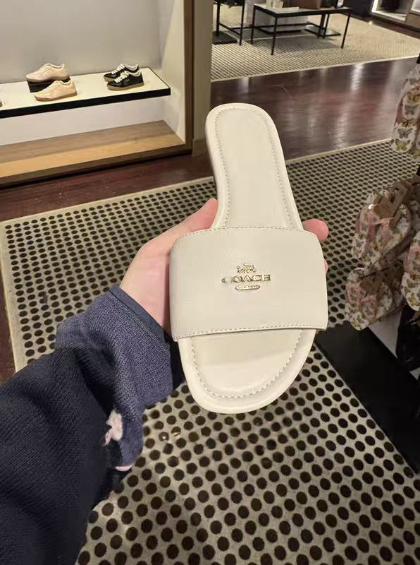P Brand Novi model: kožne sjajne papuče s jednim remenom i metalnim logom