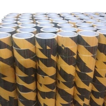 PVC csúszásgátló szalag lépcsőkhöz és fürdőszobához – matt felület, kopásálló és vízálló; 1 mm vastagság; gumi alapú ragasztó; PVC alapanyag; működési hőmérséklet 80°C-ig; alkalmas lépcsőknek, folyosóknak és fürdőszobának.