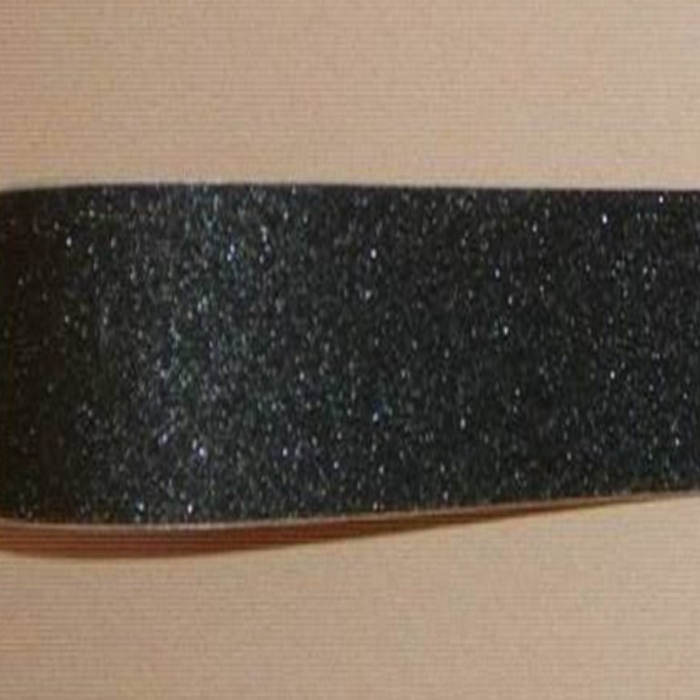 PVC csúszásgátló szalag lépcsőkhöz és fürdőszobához – matt felület, kopásálló és vízálló; 1 mm vastagság; gumi alapú ragasztó; PVC alapanyag; működési hőmérséklet 80°C-ig; alkalmas lépcsőknek, folyosóknak és fürdőszobának.