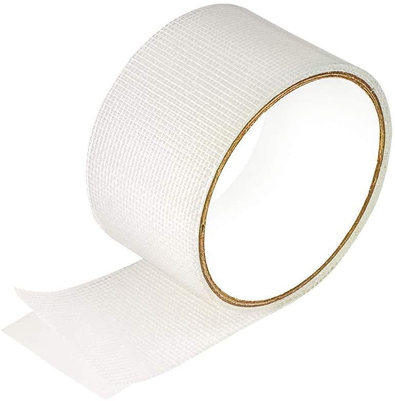 PVC csúszásgátló szalag lépcsőkhöz és fürdőszobához – matt felület, kopásálló és vízálló; 1 mm vastagság; gumi alapú ragasztó; PVC alapanyag; működési hőmérséklet 80°C-ig; alkalmas lépcsőknek, folyosóknak és fürdőszobának.