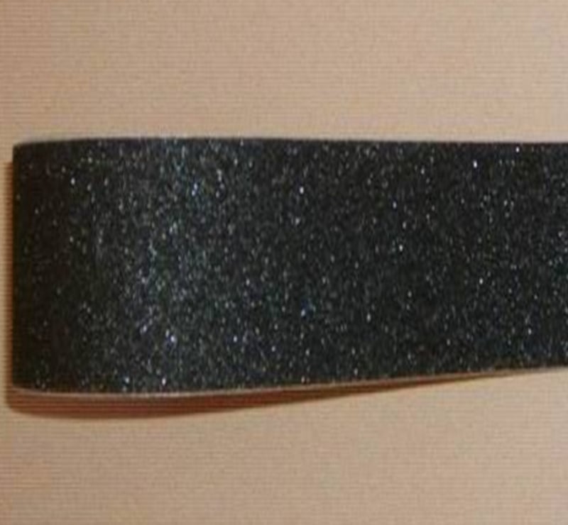 PVC csúszásgátló szalag lépcsőkhöz és fürdőszobához – matt felület, kopásálló és vízálló; 1 mm vastagság; gumi alapú ragasztó; PVC alapanyag; működési hőmérséklet 80°C-ig; alkalmas lépcsőknek, folyosóknak és fürdőszobának.