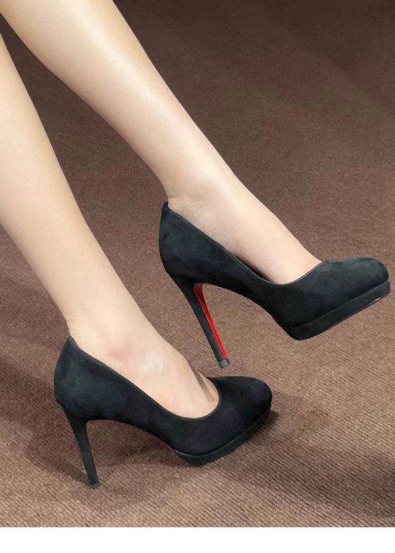 Visoke štikle od patent kože, okrugli vrh prsta, preko 8 cm visok potpetica, gumeni potplat, slip-on