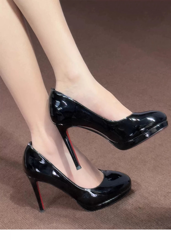 Visoke štikle od patent kože, okrugli vrh prsta, preko 8 cm visok potpetica, gumeni potplat, slip-on