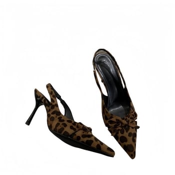 Ženske cipele od velura s mašnicom i kitten-heel — niski potplat (<3 cm), oblik mačje potpetice, srednji otvor (7–11 cm), ulošak od mikrovlakana
