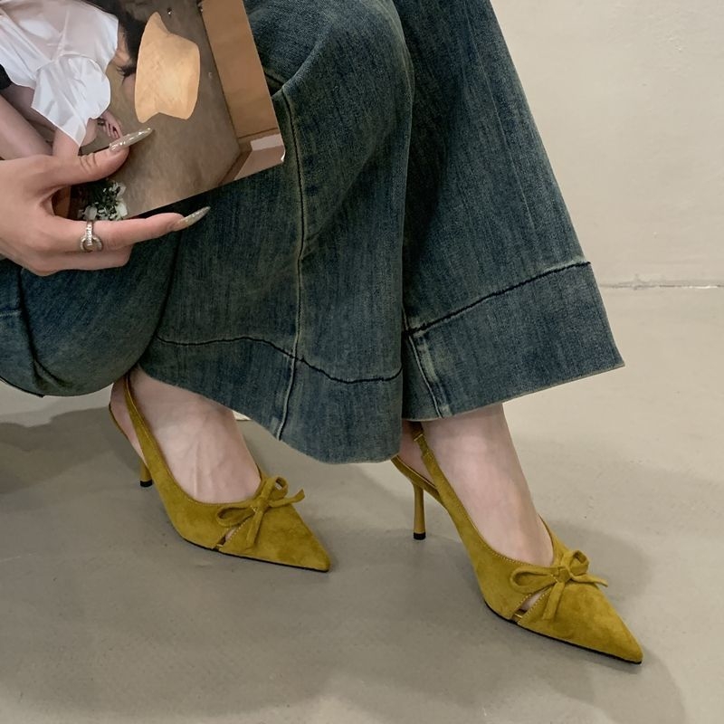 Ženske cipele od velura s mašnicom i kitten-heel — niski potplat (<3 cm), oblik mačje potpetice, srednji otvor (7–11 cm), ulošak od mikrovlakana