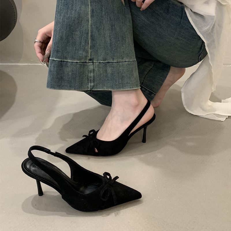 Ženske cipele od velura s mašnicom i kitten-heel — niski potplat (<3 cm), oblik mačje potpetice, srednji otvor (7–11 cm), ulošak od mikrovlakana