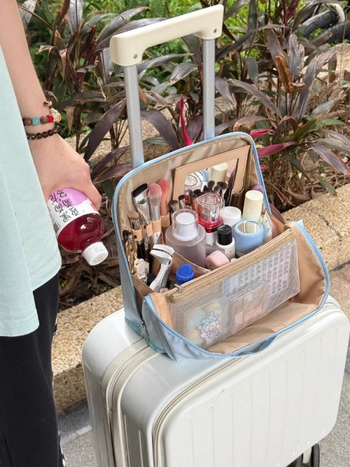 Geantă de machiaj cu design de agățare și compartimente verticale (material PU; rezistentă la apă; capacitate mare; capac rabatabil)