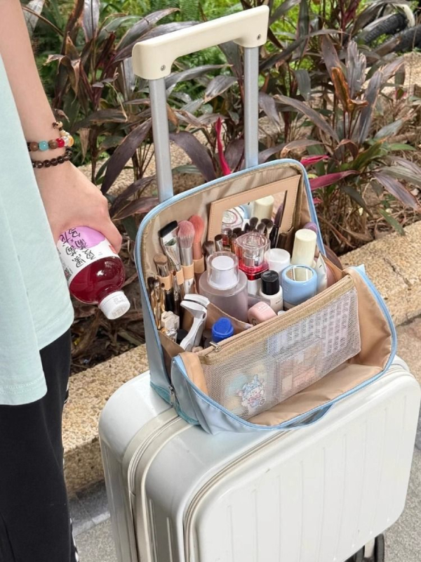 Geantă de machiaj cu design de agățare și compartimente verticale (material PU; rezistentă la apă; capacitate mare; capac rabatabil)