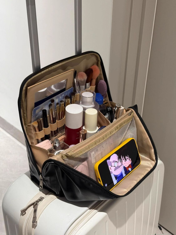Geantă de machiaj cu design de agățare și compartimente verticale (material PU; rezistentă la apă; capacitate mare; capac rabatabil)