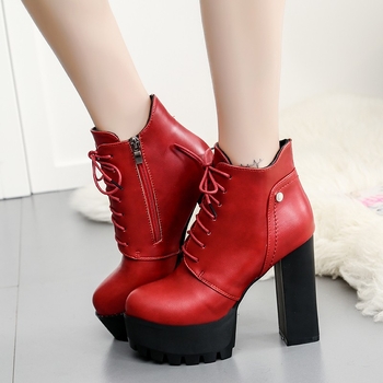 Martinske čizme s ultravisokim petom i platformom; prednje vezivanje šnirlama; niski obod čizme; PU gornji dio, gumeni potplat