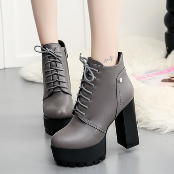 Martinske čizme s ultravisokim petom i platformom; prednje vezivanje šnirlama; niski obod čizme; PU gornji dio, gumeni potplat