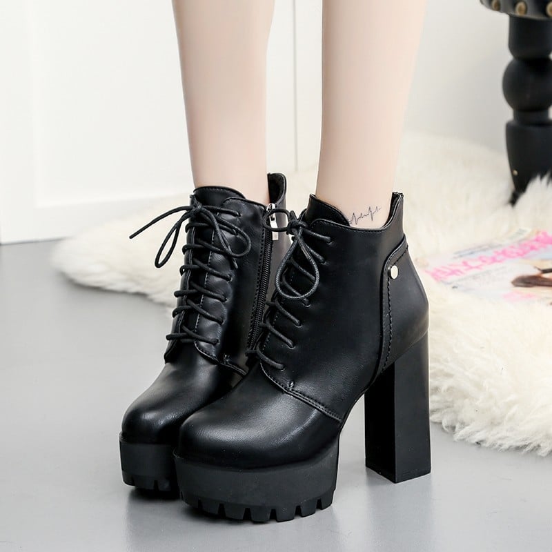 Martinske čizme s ultravisokim petom i platformom; prednje vezivanje šnirlama; niski obod čizme; PU gornji dio, gumeni potplat