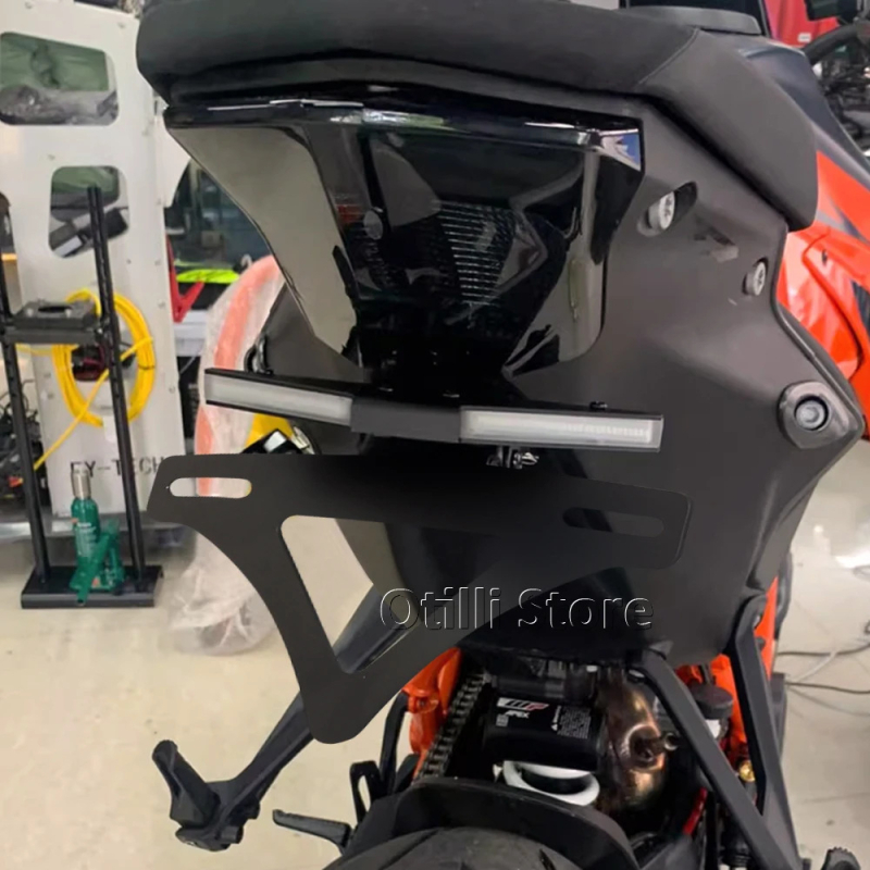 1290 Super Duke R (2020-2025) számára motorkerékpár-módosítási készlet: összecsukható rendszámtábla-tartó, sárvédő eltávolító készlet, hátsó rack és LED rendszámtábla világítás