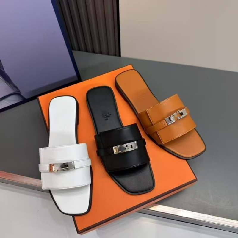 Papuče s jednim remenom – ravna podstava; gornji materijal: kravlja koža; postava: ovčja koža; gumeni potplat; slip-on; debljina potplata 0–3 cm