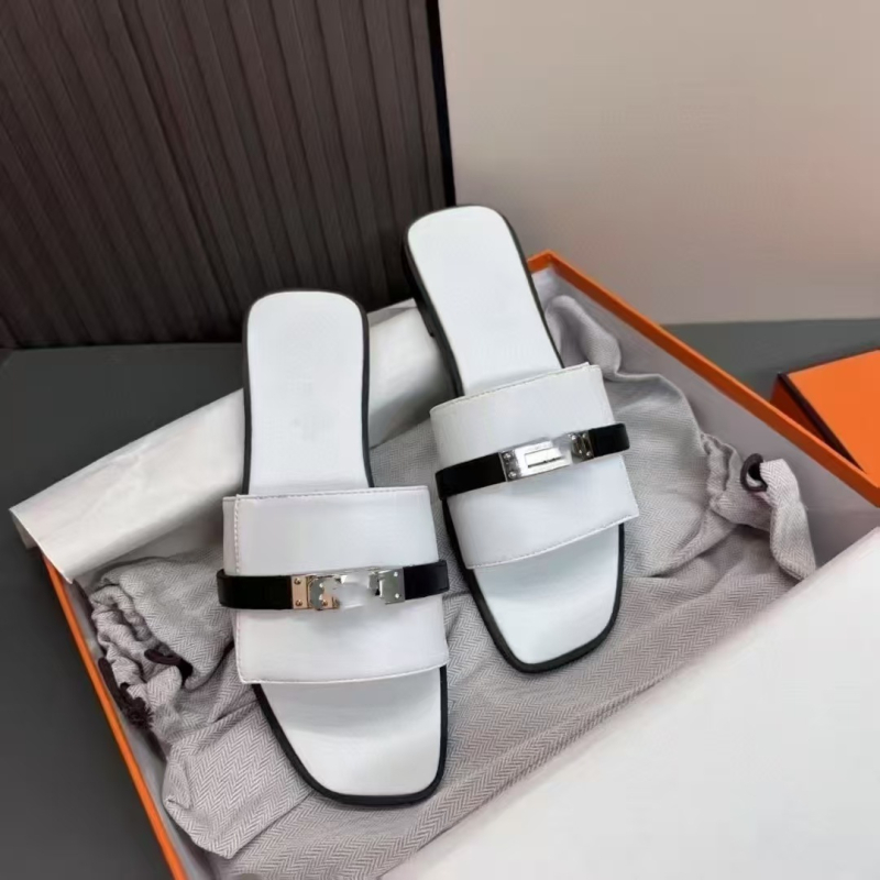 Papuče s jednim remenom – ravna podstava; gornji materijal: kravlja koža; postava: ovčja koža; gumeni potplat; slip-on; debljina potplata 0–3 cm