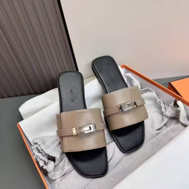 Papuče s jednim remenom – ravna podstava; gornji materijal: kravlja koža; postava: ovčja koža; gumeni potplat; slip-on; debljina potplata 0–3 cm