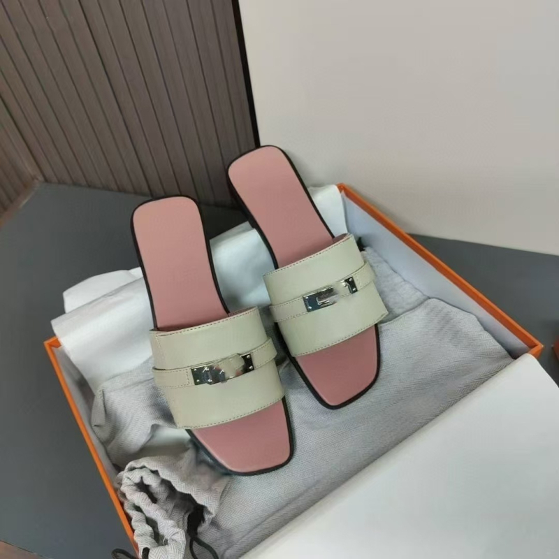 Papuče s jednim remenom – ravna podstava; gornji materijal: kravlja koža; postava: ovčja koža; gumeni potplat; slip-on; debljina potplata 0–3 cm