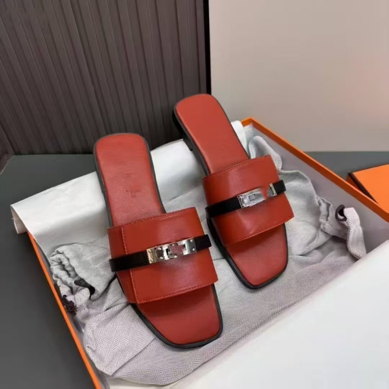 Papuče s jednim remenom – ravna podstava; gornji materijal: kravlja koža; postava: ovčja koža; gumeni potplat; slip-on; debljina potplata 0–3 cm