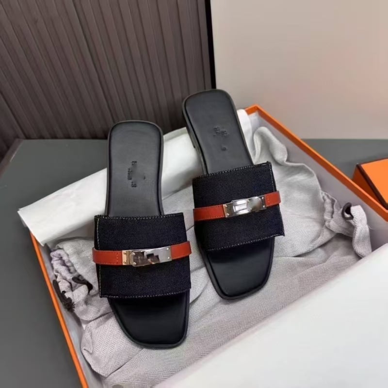 Papuče s jednim remenom – ravna podstava; gornji materijal: kravlja koža; postava: ovčja koža; gumeni potplat; slip-on; debljina potplata 0–3 cm