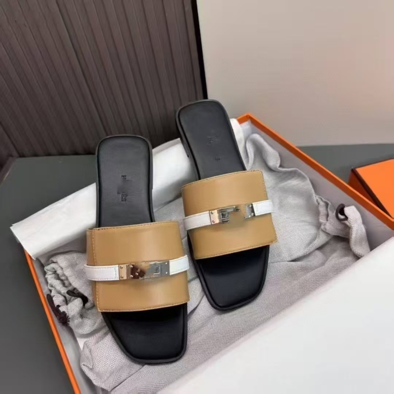 Papuče s jednim remenom – ravna podstava; gornji materijal: kravlja koža; postava: ovčja koža; gumeni potplat; slip-on; debljina potplata 0–3 cm