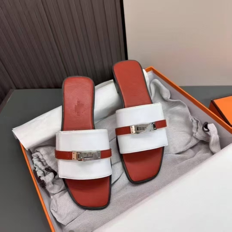 Papuče s jednim remenom – ravna podstava; gornji materijal: kravlja koža; postava: ovčja koža; gumeni potplat; slip-on; debljina potplata 0–3 cm