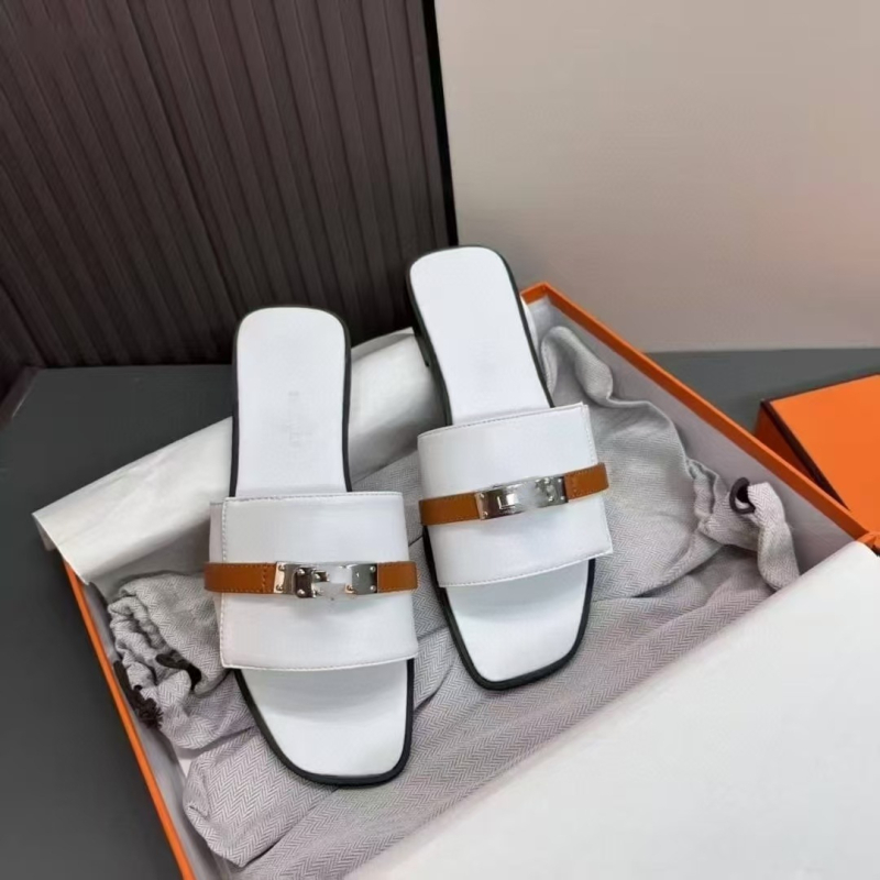 Papuče s jednim remenom – ravna podstava; gornji materijal: kravlja koža; postava: ovčja koža; gumeni potplat; slip-on; debljina potplata 0–3 cm