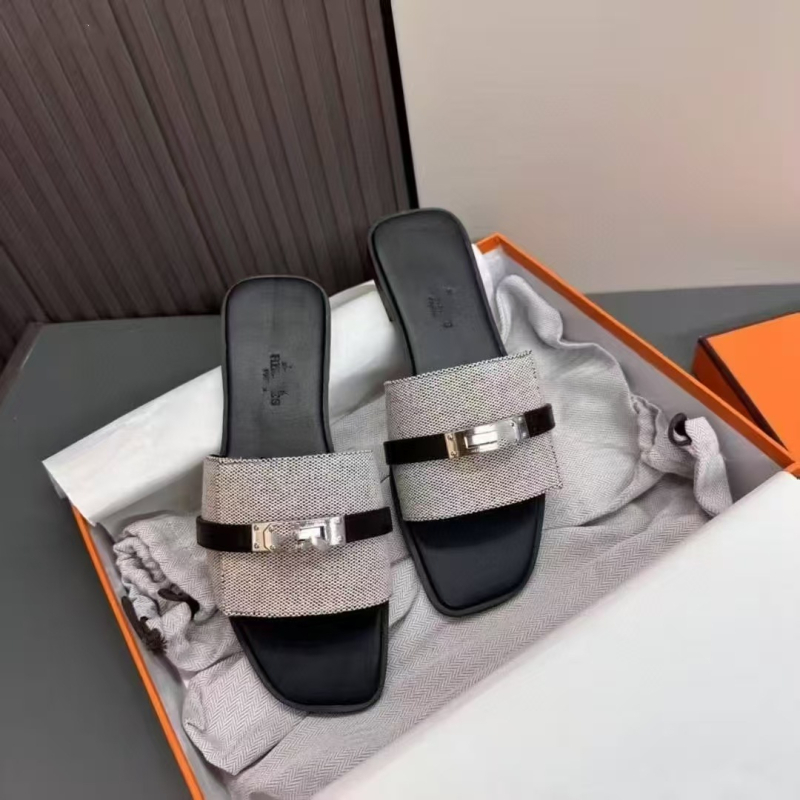 Papuče s jednim remenom – ravna podstava; gornji materijal: kravlja koža; postava: ovčja koža; gumeni potplat; slip-on; debljina potplata 0–3 cm