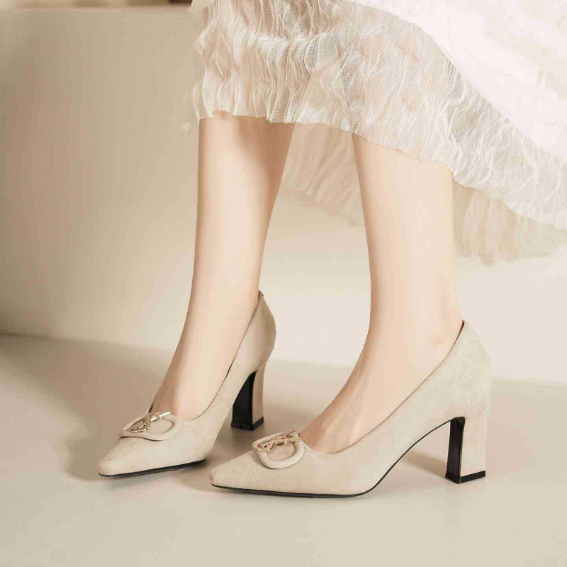 Ženske cipele s visokim petom: oštar vrh, brušeni velur gornji dio, 6–8 cm visina potpetice, debeli potpetica, ulošak od mikrovlakana