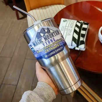 Termos čaša sa slamkom, velika kapaciteta; unutarnji 304 nehrđajući čelik, vanjski 201 nehrđajući čelik; vakuumska izolacija 6-12 sati; prijenosno