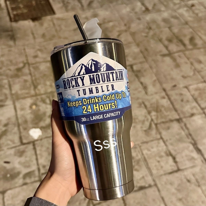 Termos čaša sa slamkom, velika kapaciteta; unutarnji 304 nehrđajući čelik, vanjski 201 nehrđajući čelik; vakuumska izolacija 6-12 sati; prijenosno