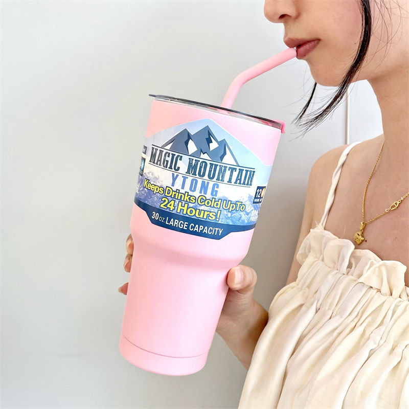 Termos čaša sa slamkom, velika kapaciteta; unutarnji 304 nehrđajući čelik, vanjski 201 nehrđajući čelik; vakuumska izolacija 6-12 sati; prijenosno