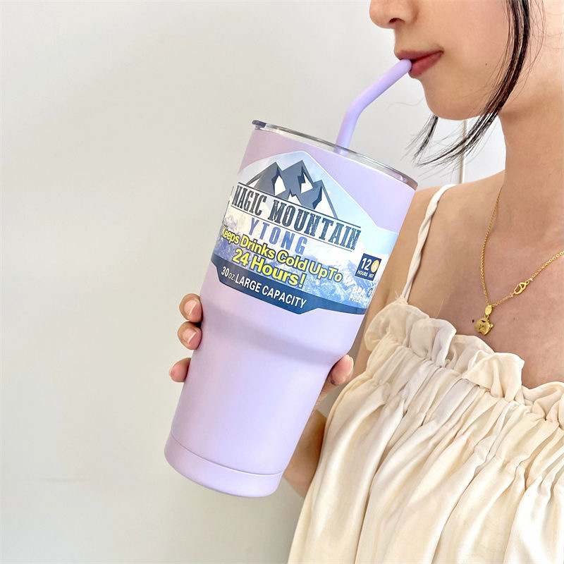 Termos čaša sa slamkom, velika kapaciteta; unutarnji 304 nehrđajući čelik, vanjski 201 nehrđajući čelik; vakuumska izolacija 6-12 sati; prijenosno