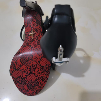 Egypántos szandál, vékony stiletto sarok, hal formájú orr, juhbőr felsőrész, sarokmagasság 8 cm felett