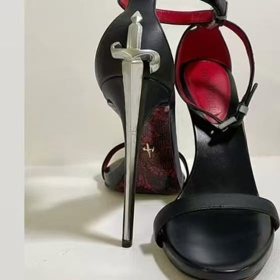 Egypántos szandál, vékony stiletto sarok, hal formájú orr, juhbőr felsőrész, sarokmagasság 8 cm felett