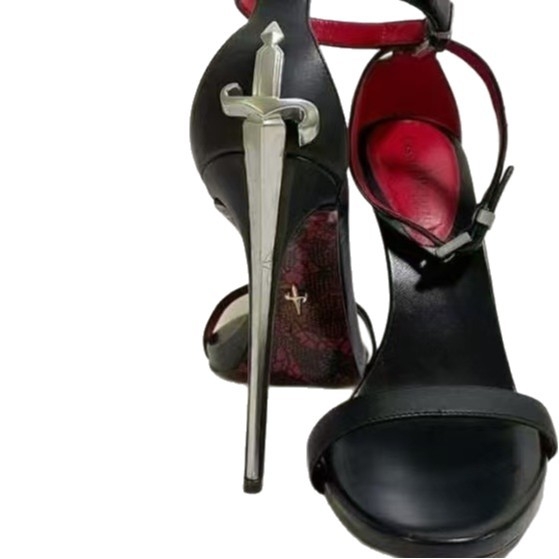 Egypántos szandál, vékony stiletto sarok, hal formájú orr, juhbőr felsőrész, sarokmagasság 8 cm felett