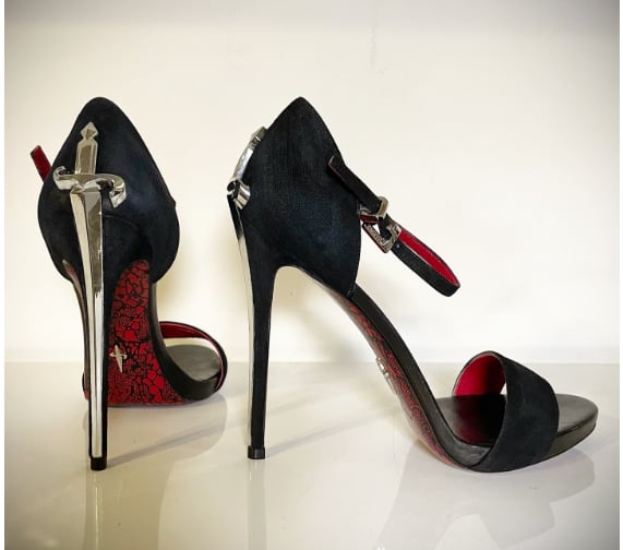 Egypántos szandál, vékony stiletto sarok, hal formájú orr, juhbőr felsőrész, sarokmagasság 8 cm felett